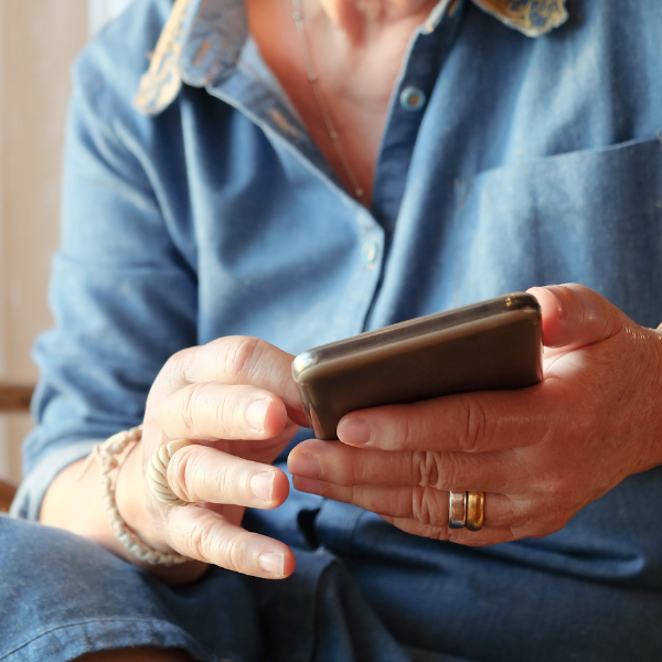 A picture of a woman holding a mobile phone.